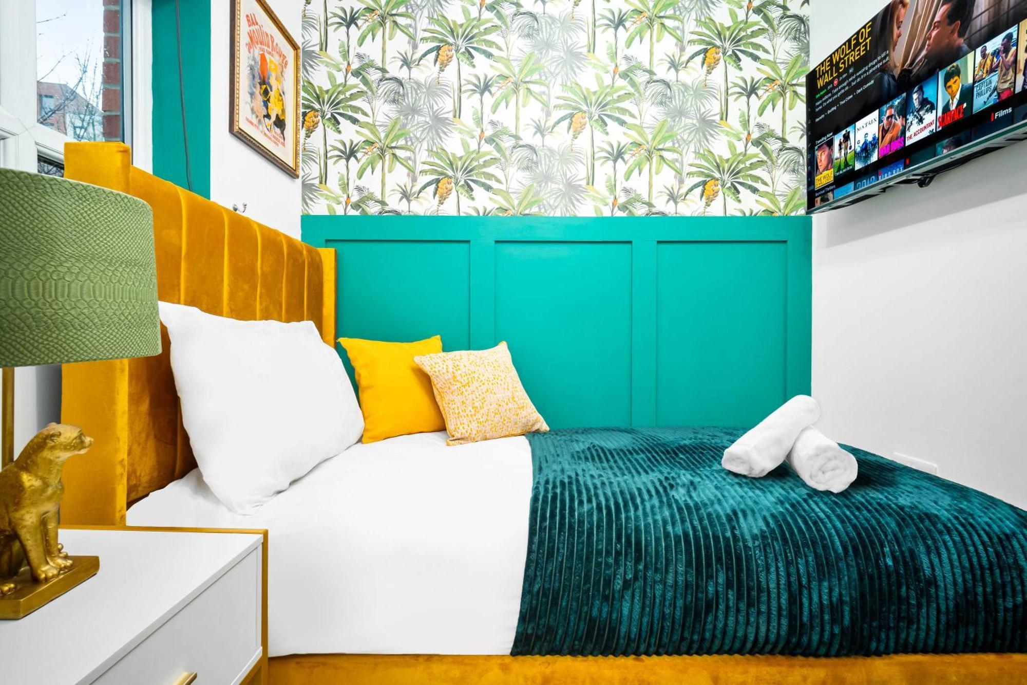 Stylish Manchester 4 Bed House W/Garden ✘ Sleeps 9 - Salford ☆ Free Parking → Smart Tvs In Every Bedroom ☆ Free Netflix & Ultra Fast Wifi ✪ 6 Min To City Centre, Close To Trafford Centre, Etihad Stadium, Manchester Arena, Clubs & More! Экстерьер фото